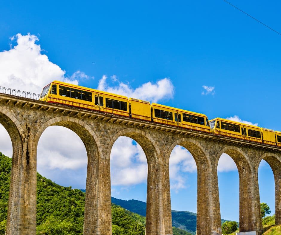 village-vacances-pyrenees-ariegeoises-petit-train-jaune-pyrenees
