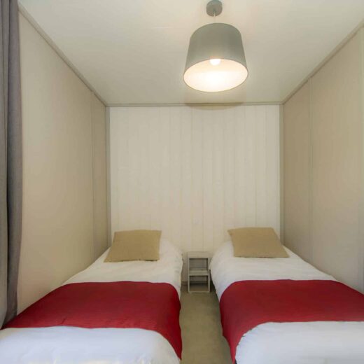 Chambre à 2 lits chalet village de vacances les lambrilles ariège