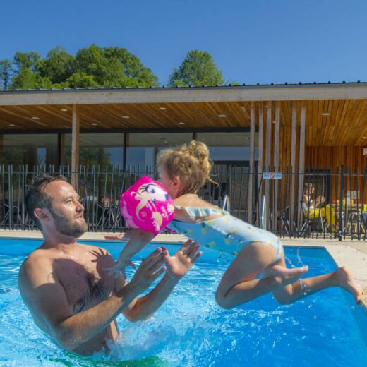 Famille Piscine village de vacances Les Lambrilles ariège