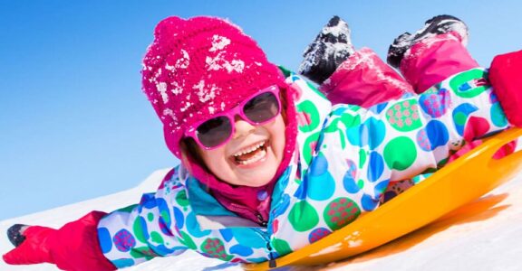 Enfant sur une luge en Ariège