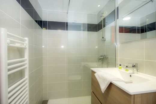 Salle de bain, chambre, village de vacances de Marc Ariège