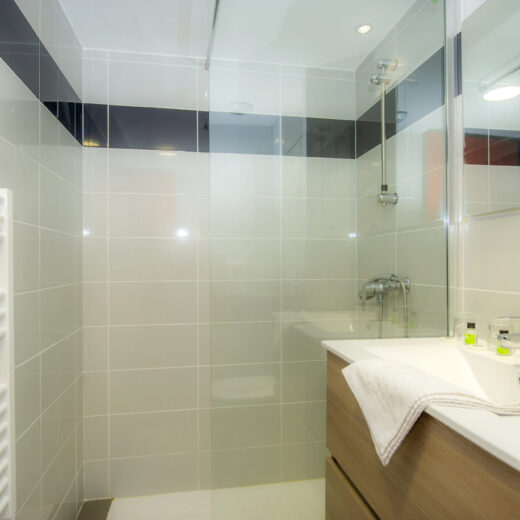 Salle de bain, chambre, village de vacances de Marc Ariège